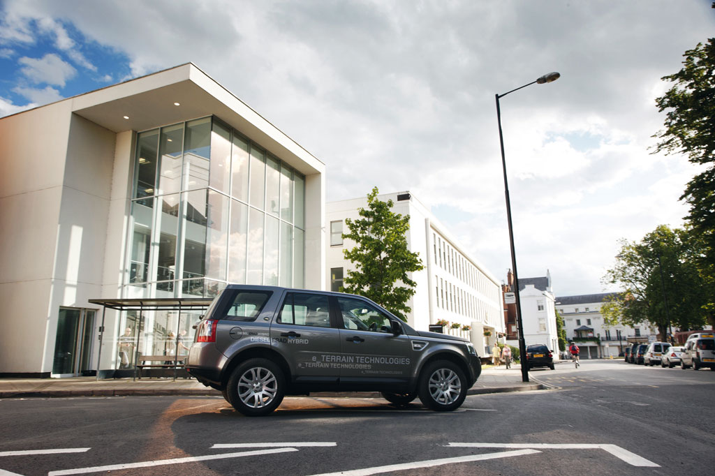 Land Rover mit Diesel-Hybridkonzept in Paris