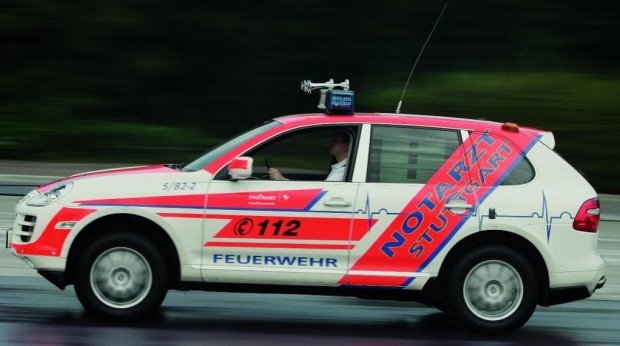 Porsche übergibt zwei Cayenne-Notarzteinsatzfahrzeuge an Stuttgarter Feuerwehr