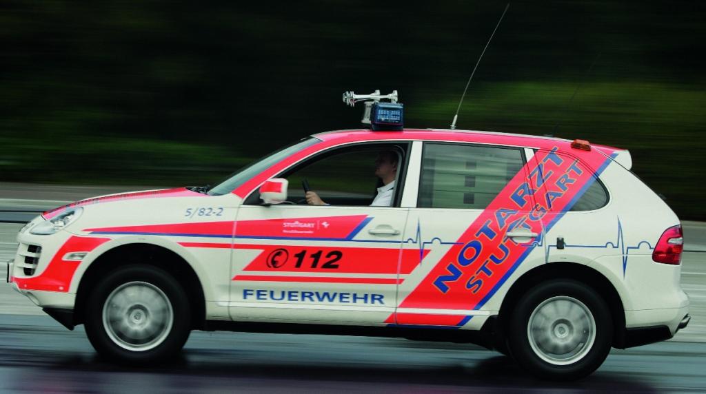 Porsche übergibt zwei Cayenne-Notarzteinsatzfahrzeuge an Stuttgarter Feuerwehr
