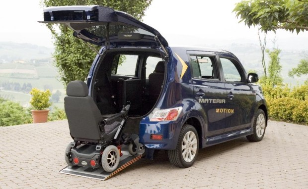 Daihatsu Materia für bis zu drei Rollstuhlfahrer