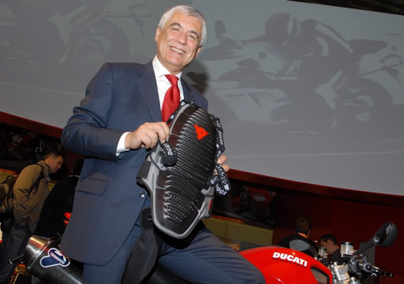 Ducati legt bei Neukauf einen Rückenprotektor drauf 