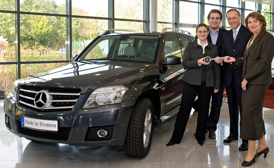 Erster Mercedes-Benz GLK an Kundin übergeben