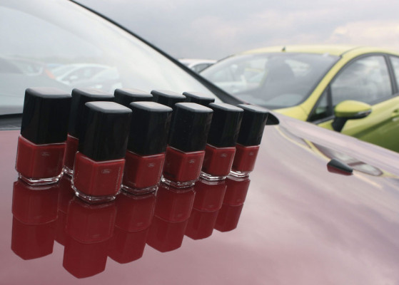 Ford verschenkt Nagellack in neuer Fiesta-Lackfarbe 
