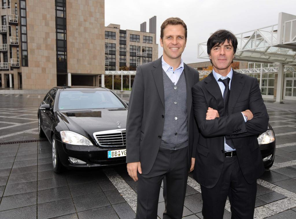 Joachim Löw und Oliver Bierhoff fahren den neuen Mercedes-Hybrid S 350