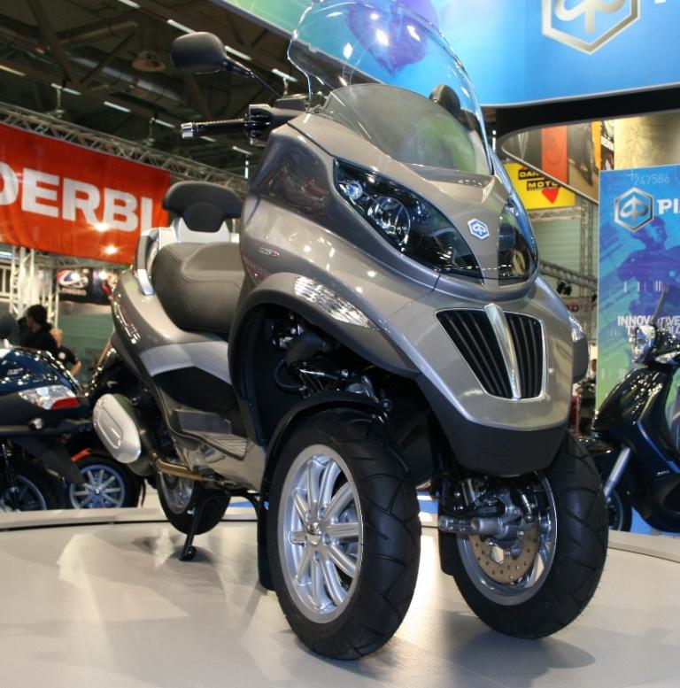 Piaggio MP3 jetzt auch für Autofahrer