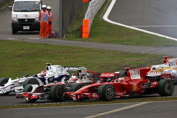 Räikkönen mit Kollisionsschäden: Abgedrängt