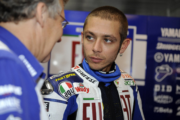 Rossi trauerte dem Startplatz nach: Das Genick schmerzt, die Startposition auch