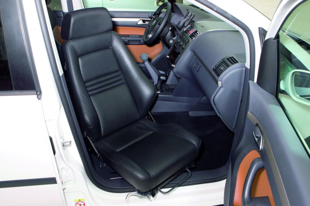 Volkswagen stellt auf der Rehacare Modelle mit Fahrhilfen vor