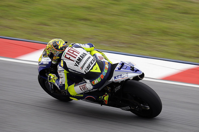 Yamaha-Duo in Startreihe eins: Schwierige Bedingungen für Rossi & Lorenzo