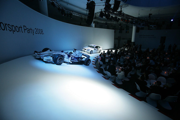 BMW rutscht in die neue Saison: Weihnachtliche Rutschpartie