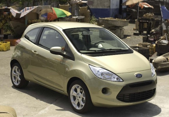 Bond-Girl ist in neuem Ford Ka unterwegs