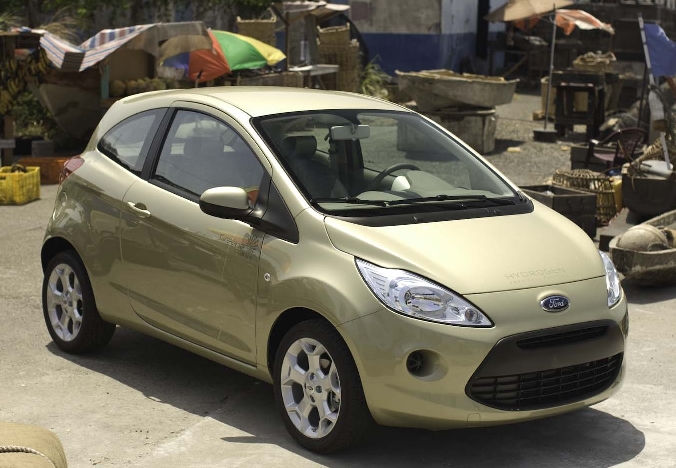 Bond-Girl ist in neuem Ford Ka unterwegs