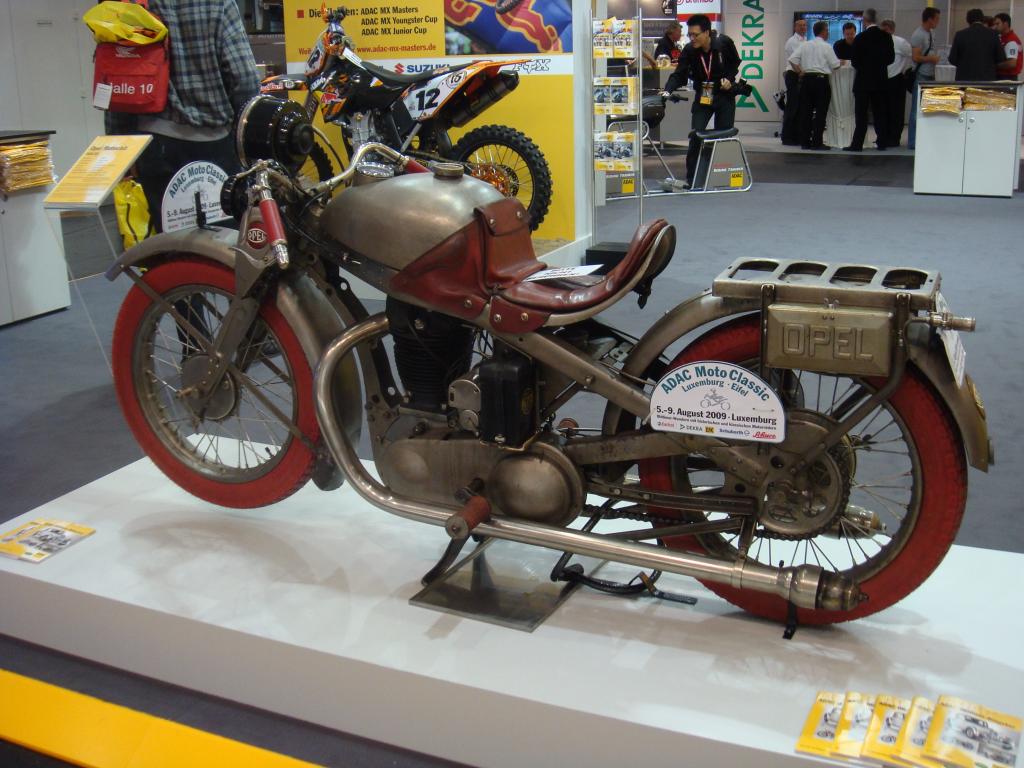Das Motorrad mit dem Opel-Blitz: 80 Jahre Motoclub 