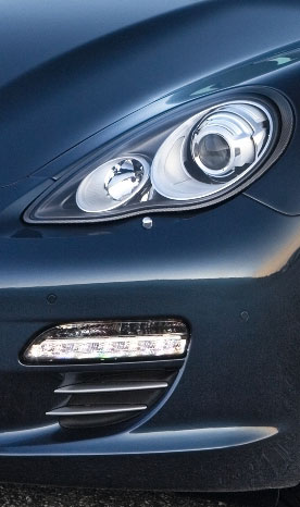 Der Panamera soll ein neues Segment besetzen. Die Synthese aus einer Coupéform und seiner Interpretation der klassischen Limousinenform sowie einem variablen Raumkonzept gibt dem neuen Porsche sein unverwechselbares Erscheinungsbild.