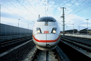 Deutsche lassen Auto häufiger stehen 