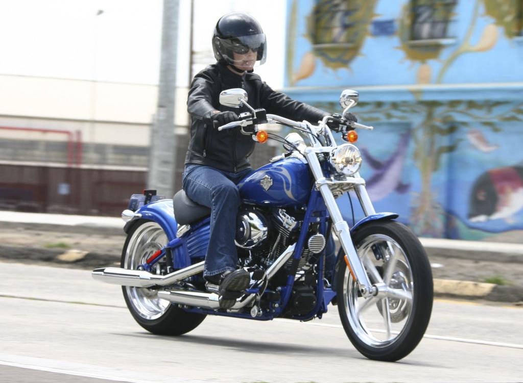 Fahrbericht Harley-Davidson Rocker C: Das Bilderbuch-Custombike 