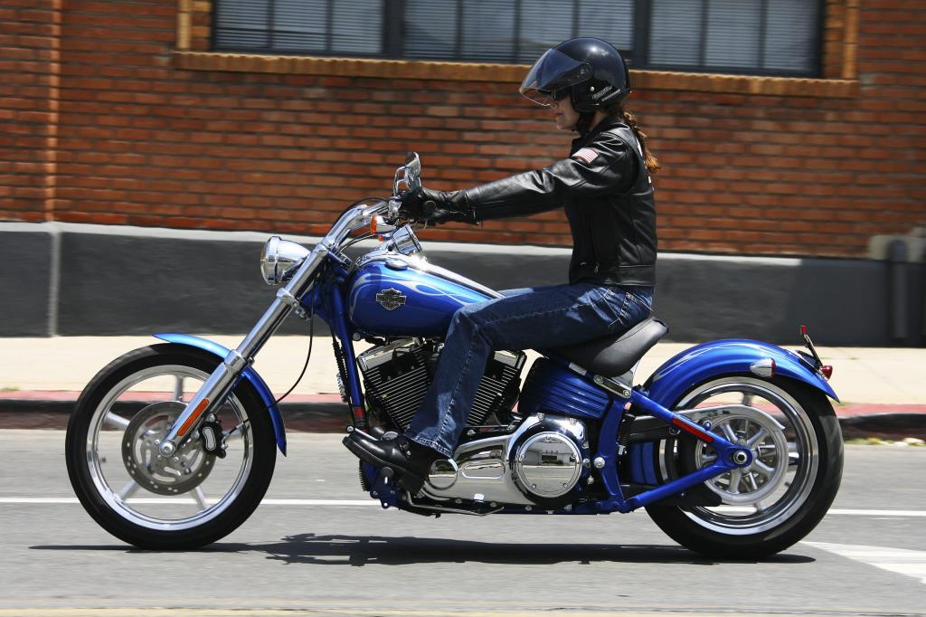 Fahrbericht Harley-Davidson Rocker C: Das Bilderbuch-Custombike 