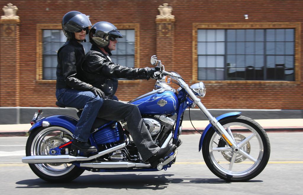 Fahrbericht Harley-Davidson Rocker C: Das Bilderbuch-Custombike 