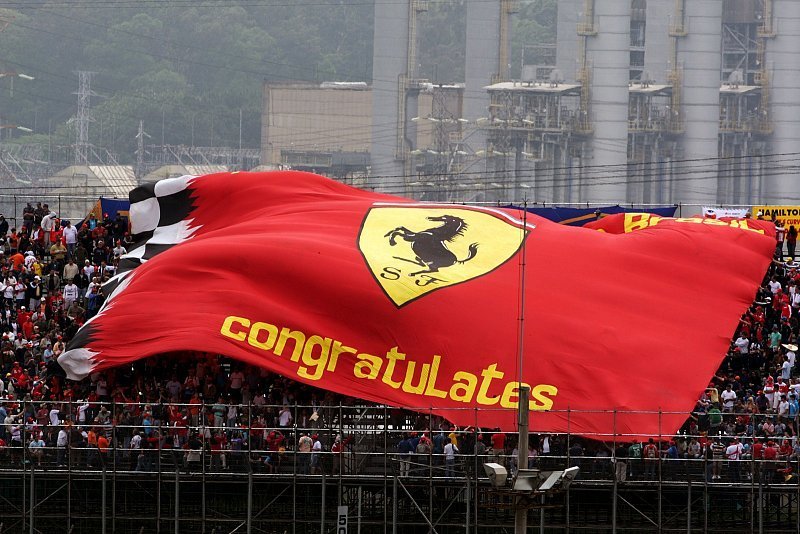 Ferrari plant einfach sein Ding: Vorne weg und dann rechnen