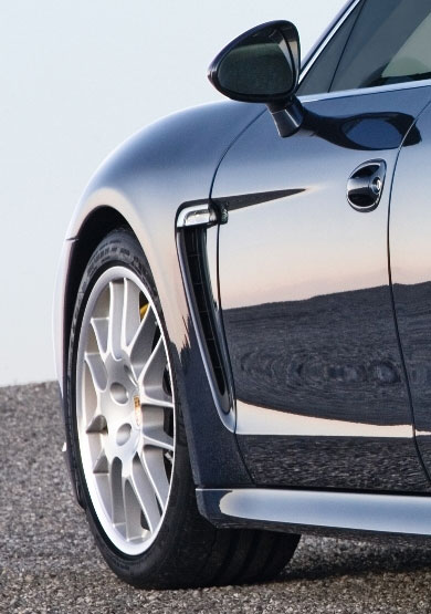 Markante Radhäuser und eine optisch lange Schnauze mit sichtbar abgesetzten Kotflügeln als Flanken einer flachen Haube modellieren jene typische „Landschaft“ der 911er Front, wie sie Porsche-Kunden seit nunmehr 45 Jahren kennen.