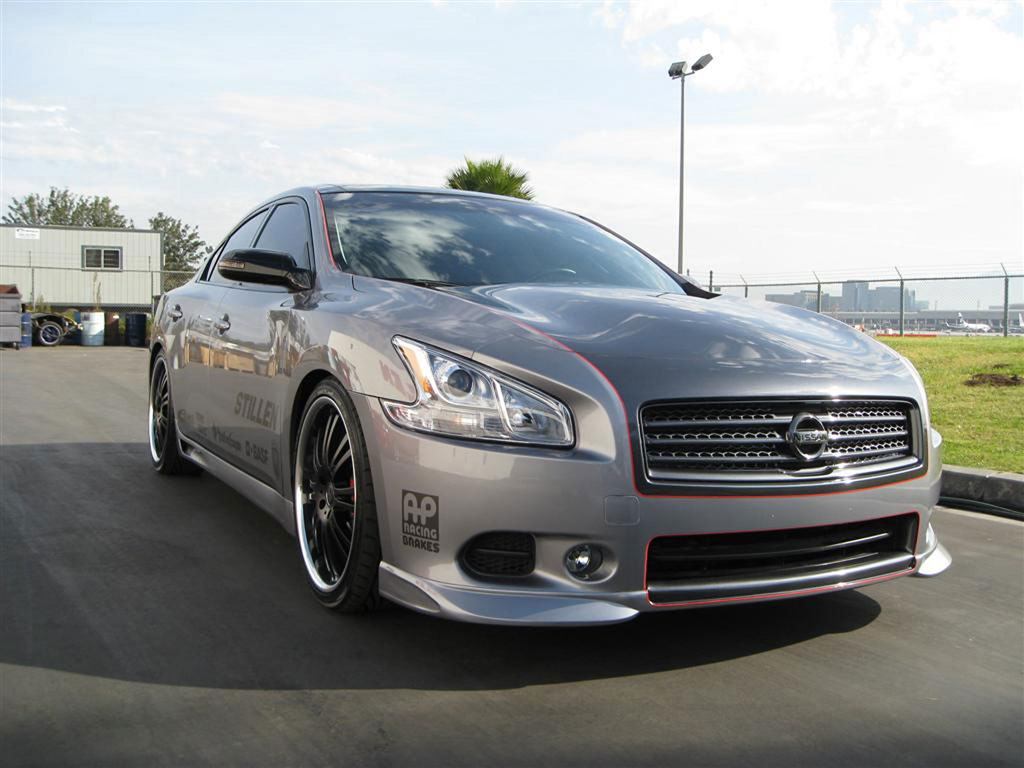 Nissan mit einem Dutzend Fahrzeugen auf der SEMA