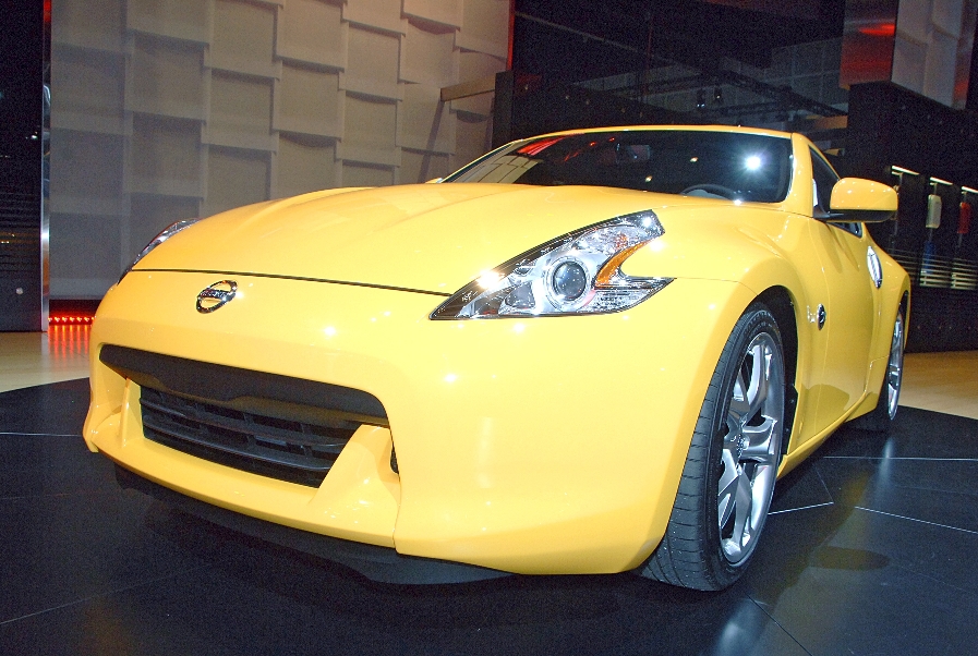 Nissan präsentiert 370 Z und Cube