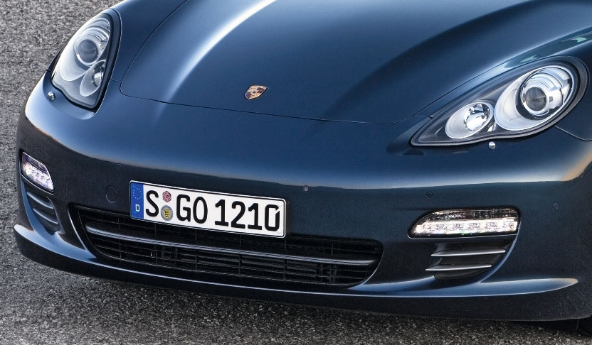 Styling und Details entsprechen jener Design-Philosophie, wie sie über Jahrzehnte am 911 verfeinert und auch bei Boxster, Cayman und Cayenne umgesetzt wurde.