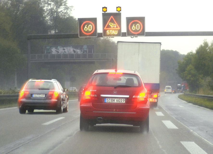 Wenn sich künftig Fahrzeuge gegenseitig informieren