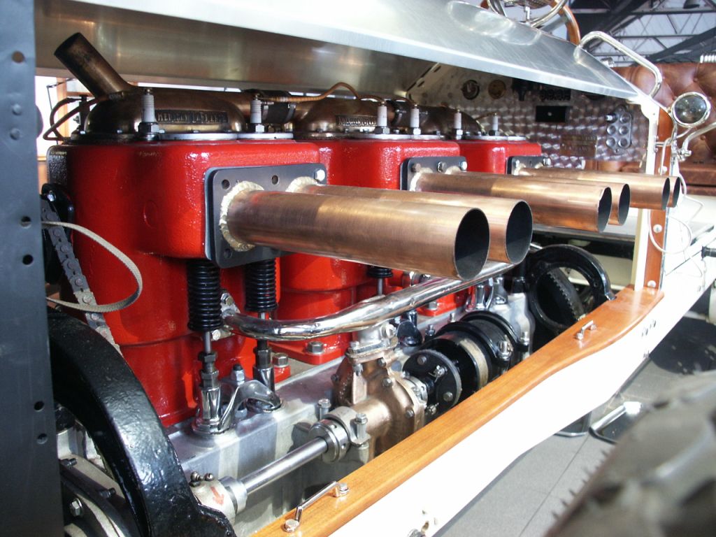 ''ALF''- der bisher größte Oldtimer der Ausstellung steht vor Vollendung | Der 14,5 Liter - Motor des American La France lässt die Pferdestärken erahnen, die unter der halb offenen Haube dieses fast 100 Jahre alten Automobiles stecken.