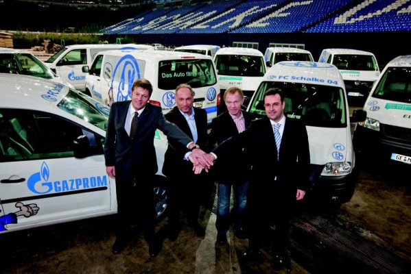 VW übergibt Erdgas-Pkw an Schalke 04 