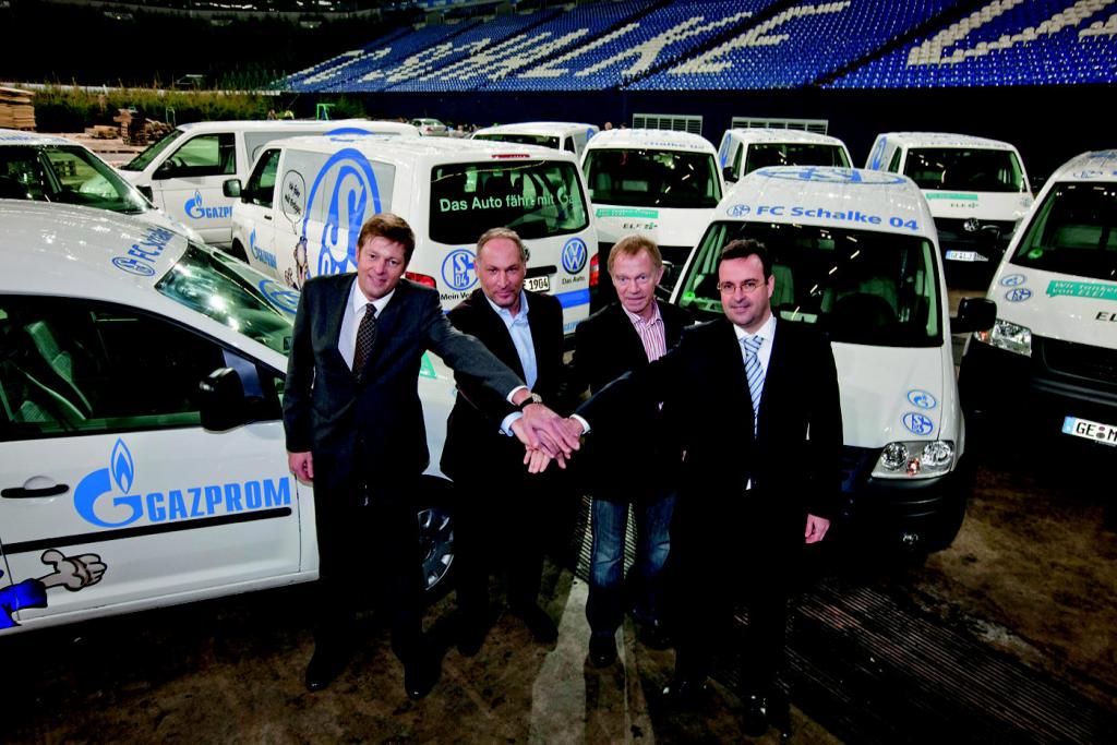 VW übergibt Erdgas-Pkw an Schalke 04 