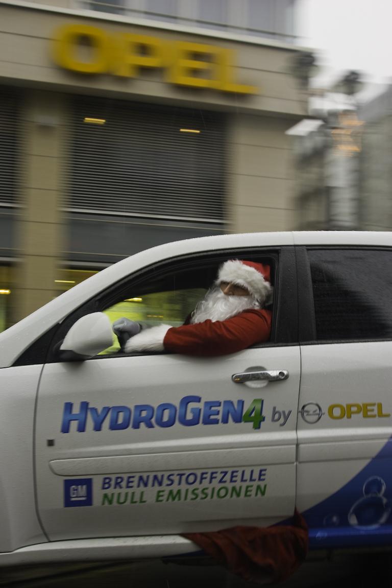Weíhnachtsmann fährt Opel-Brennstoffzellenauto