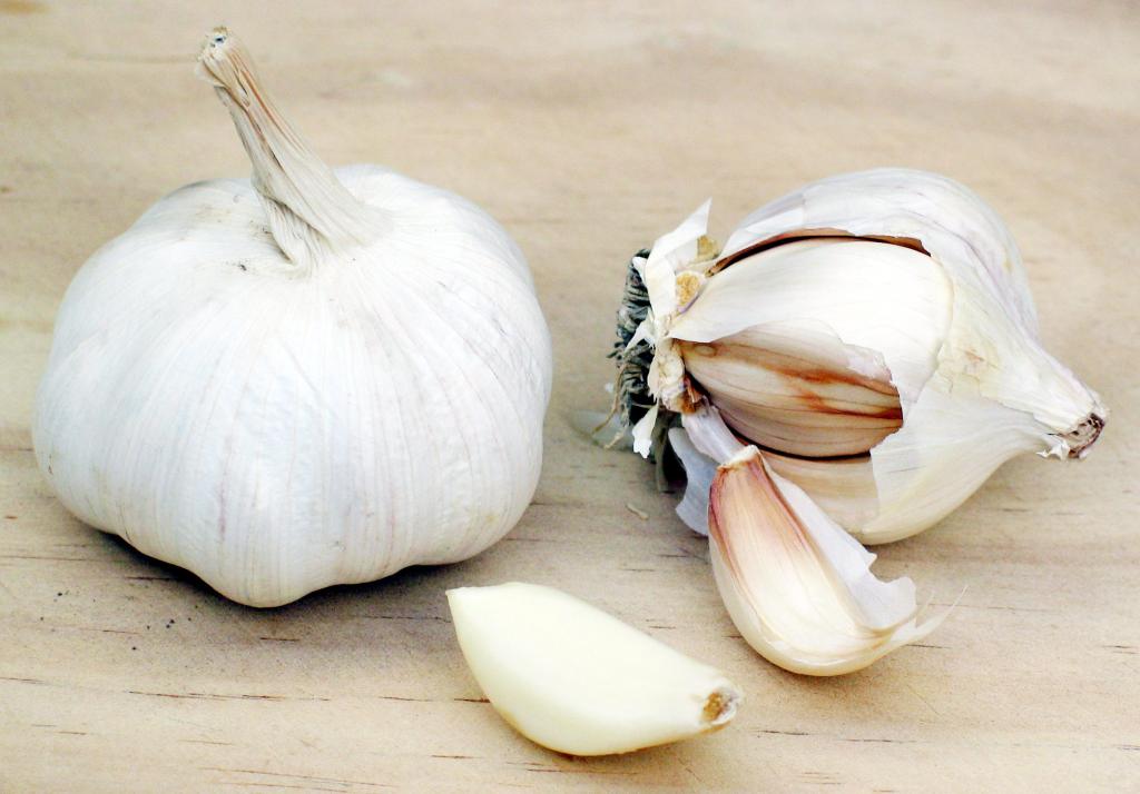 Winterdienst streut Knoblauchsalz 