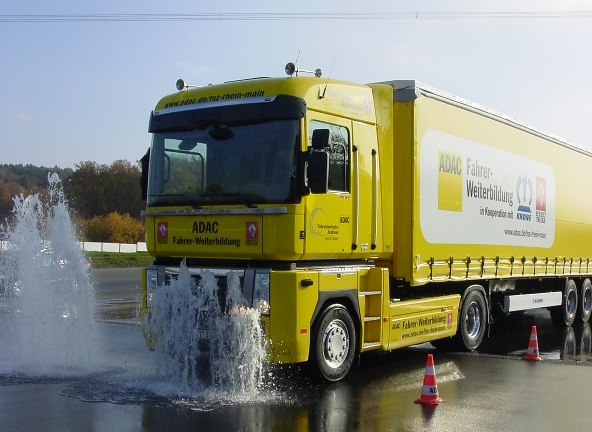 ADAC und Renault Trucks kooperieren bei der Berufskraftfahrerqualifizierung