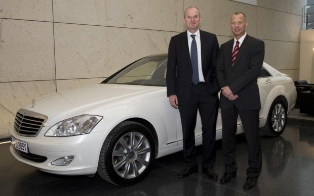 EnBW-Chef erhält Vorserienversion des Mercedes-Benz S 400 Bluehybrid