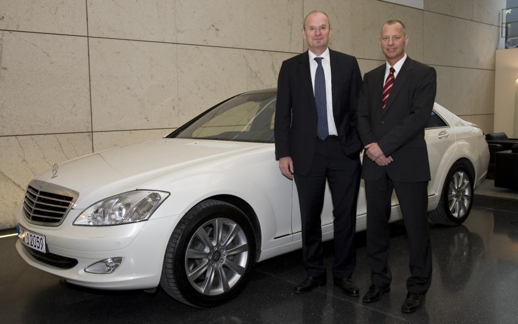 EnBW-Chef erhält Vorserienversion des Mercedes-Benz S 400 Bluehybrid