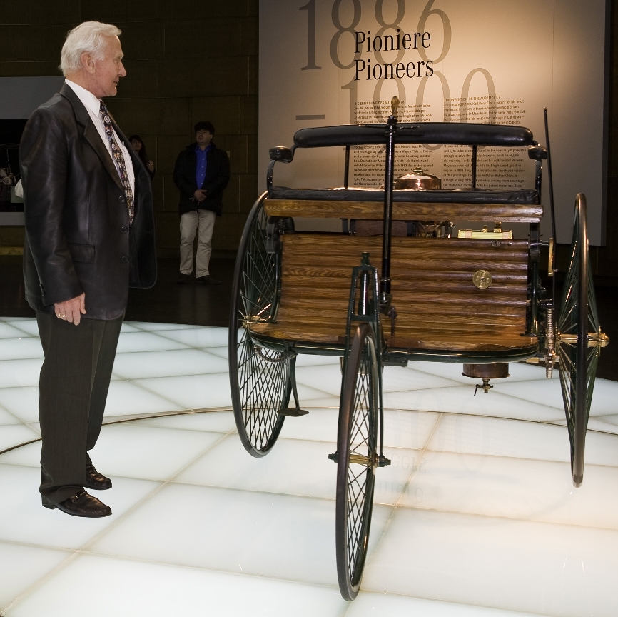 Früherer Astronaut Aldrin besucht Mercedes-Benz-Museum