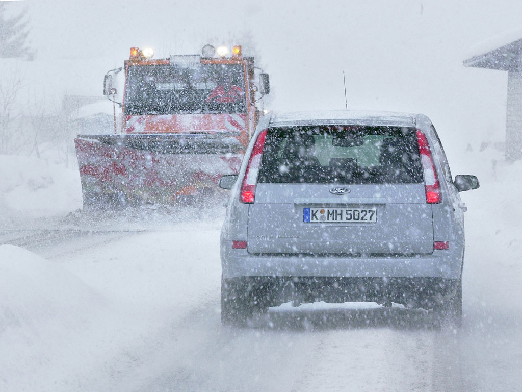 Räumfahrzeuge im Einsatz haben Vorfahrt