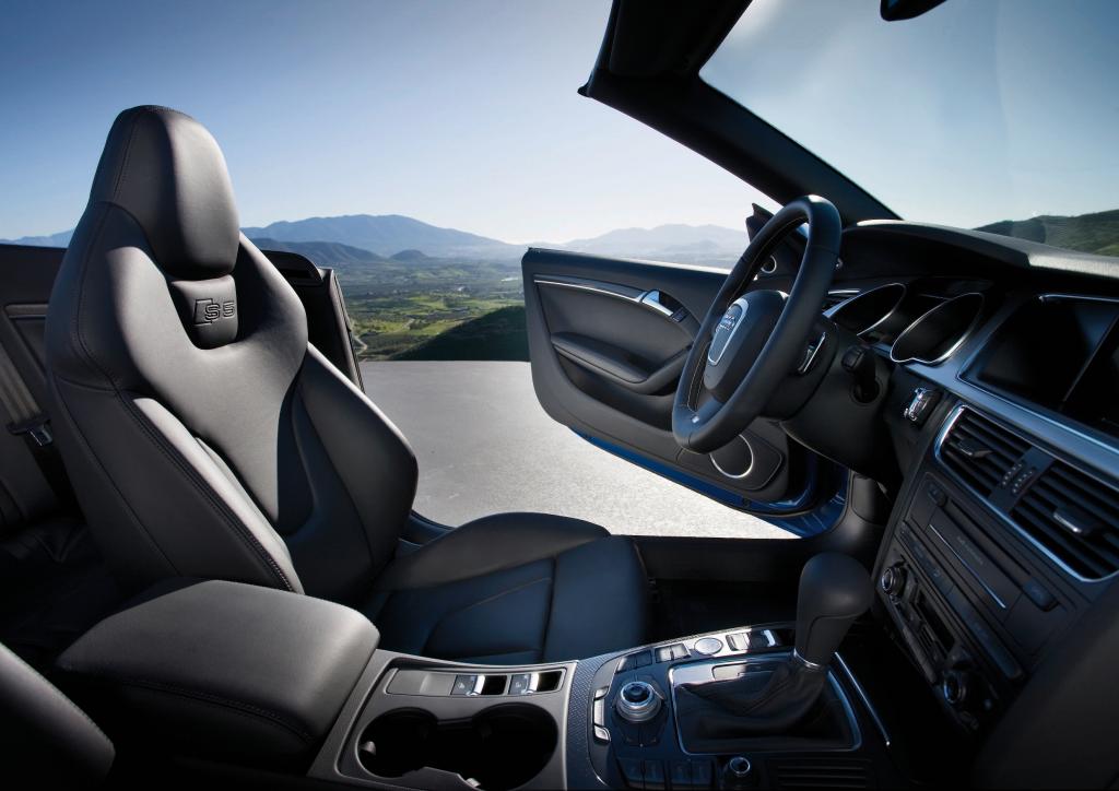 Auch das Audi A5 Cabrio kommt mit Stoffverdeck