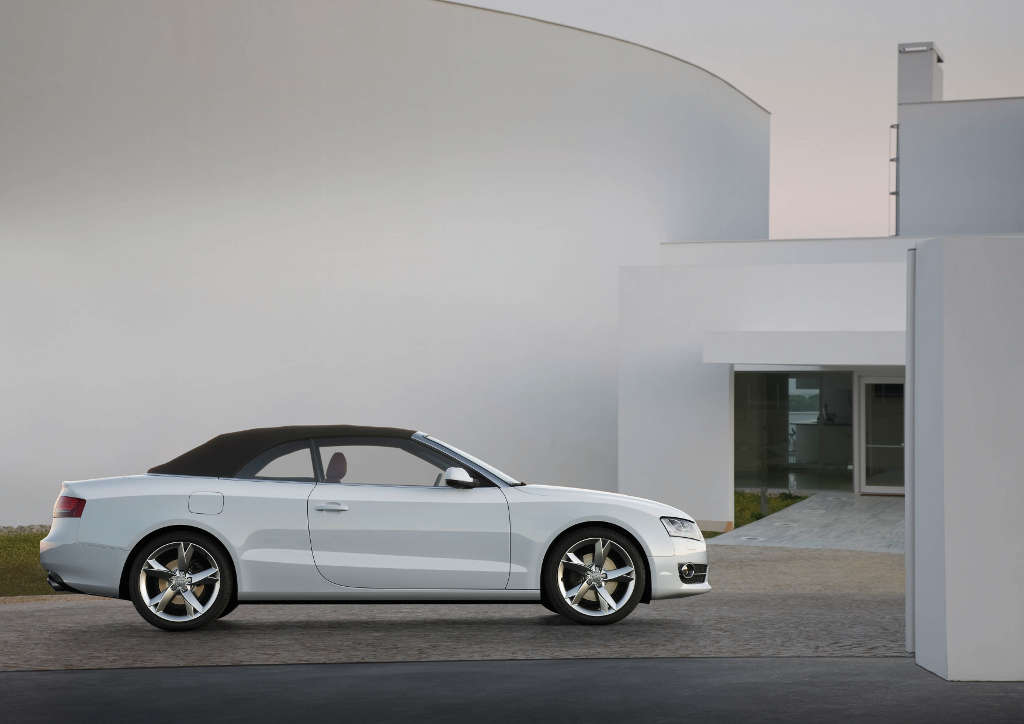 Auch das Audi A5 Cabrio kommt mit Stoffverdeck