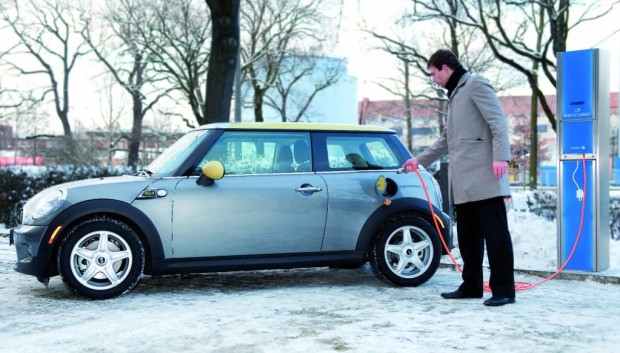 BMW startet Testfahrten mit Elektro-Mini in Berlin