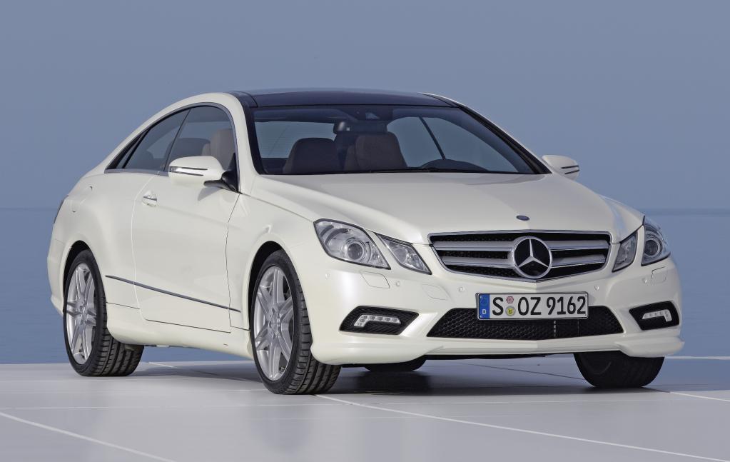 Genf 2009: Mercedes-Benz präsentiert E-Klasse Coupé