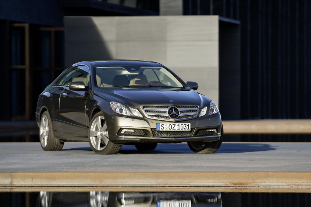 Genf 2009: Mercedes-Benz präsentiert E-Klasse Coupé