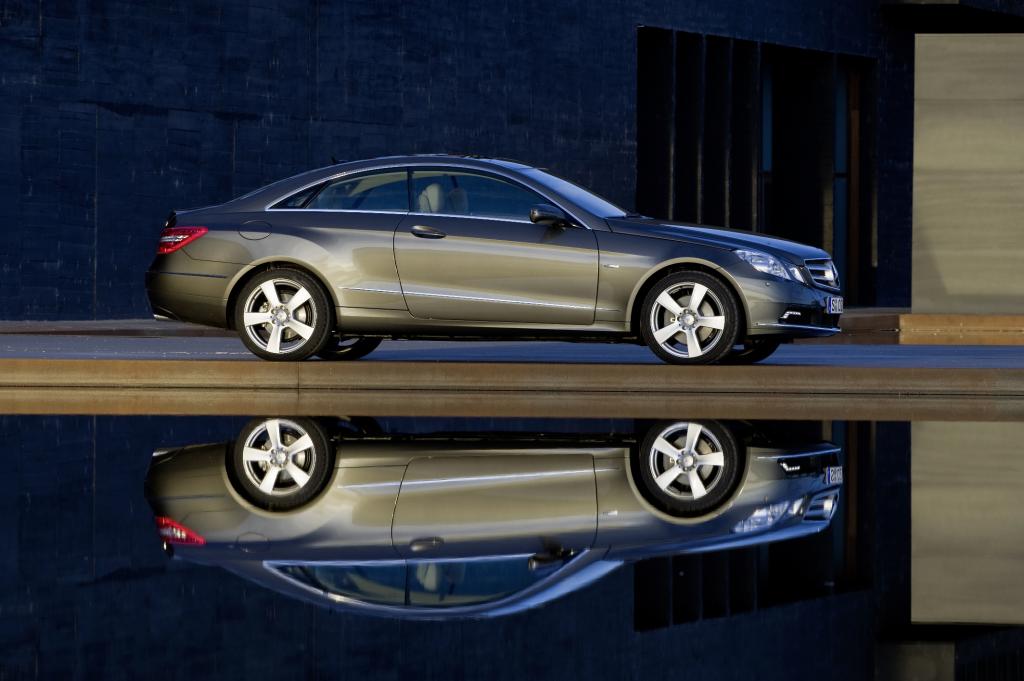Genf 2009: Mercedes-Benz präsentiert E-Klasse Coupé