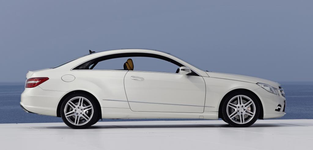 Genf 2009: Mercedes-Benz präsentiert E-Klasse Coupé