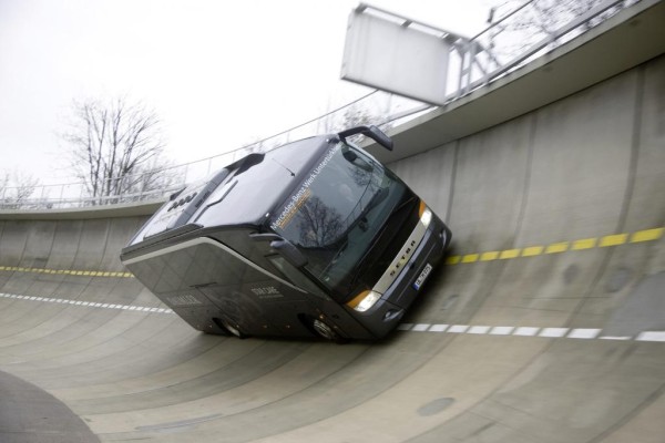 Neuer Besucherbus für Daimler-Teststrecke 