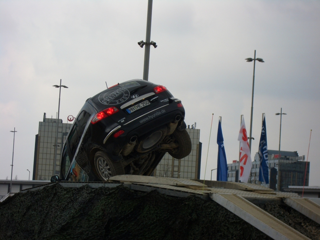 Auf dem anspruchsvollen Offroad-Parcours kommen sogar dei geschulten Fahrer öfter mal ins schwitzen.