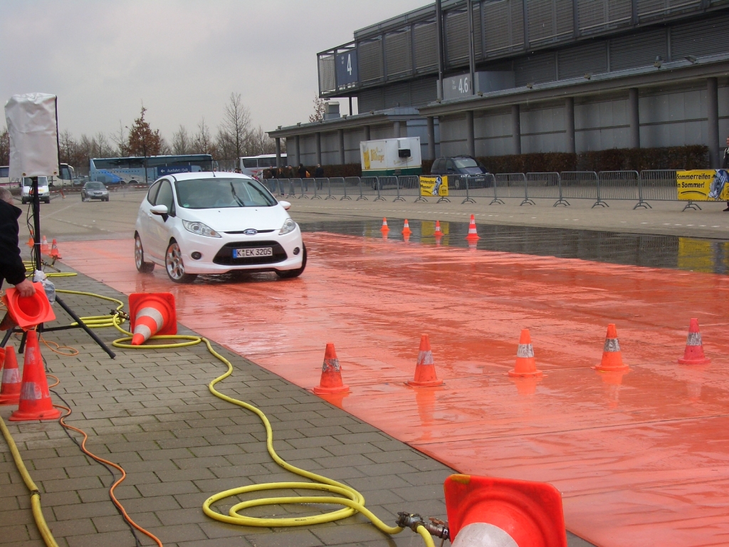 Bremsen und Ausweichen auf nasser Fahrbahn mit einem neuen Ford Fiesta. Interessant wurdes es auch, als der neue Ford Focus RS mit 305 PS die Aufgaben zu meistern versuchte.