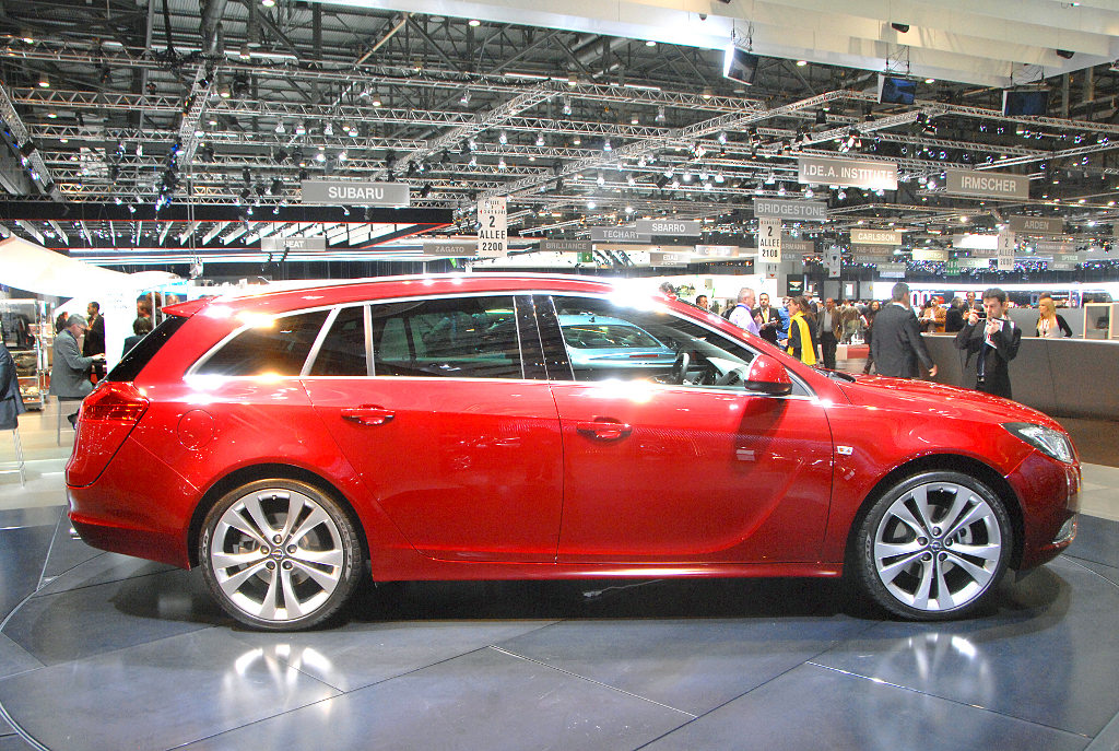 Genf 2009: Opel Insignia erhält mit dem Sports Tourer zwei neue Motoren