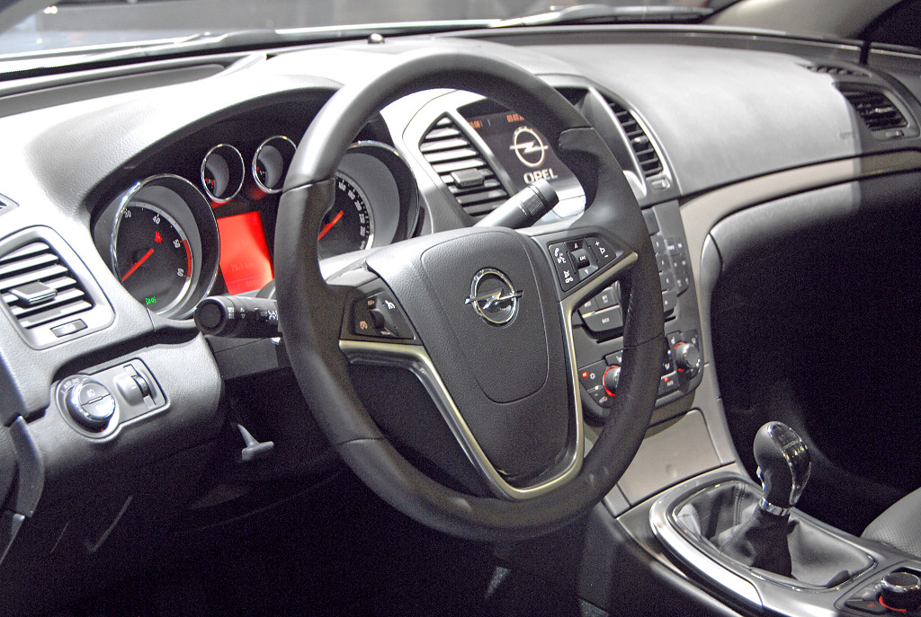 Genf 2009: Opel Insignia erhält mit dem Sports Tourer zwei neue Motoren
